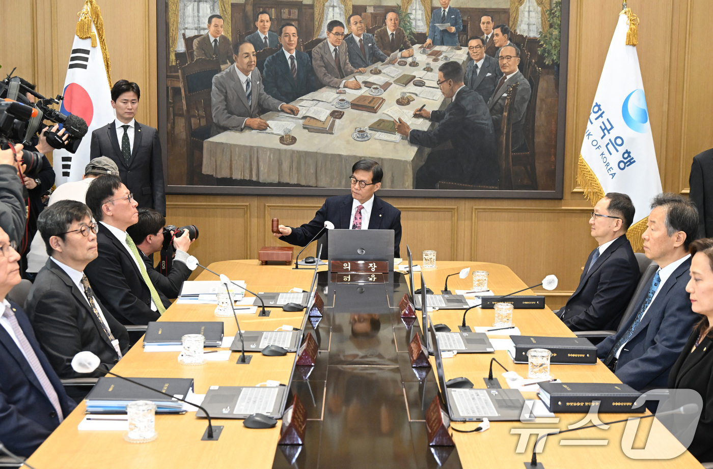 (서울=뉴스1) 사진공동취재단 = 이창용 한국은행 총재가 26일 서울 중구 한국은행 본관에서 열린 금융통화위원회 본회의에서 의사봉을 두드리고 있다. 2026.2.26/뉴스1