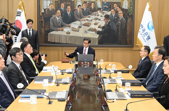 [속보]한은, 올해 성장률 전망 1.8→2.0% 상향…반도체 호조 반영