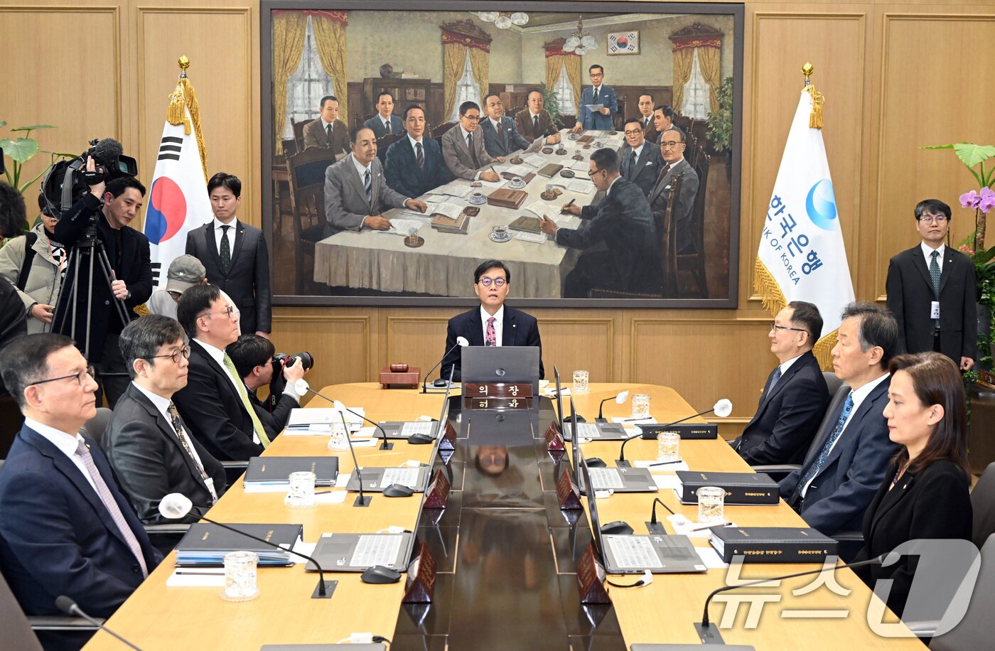본문 이미지 - 이창용 한국은행 총재가 26일 서울 중구 한국은행 본관에서 금융통화위원회 본회의를 주재하고 있다. 2026.2.26 ⓒ 뉴스1 사진공동취재단