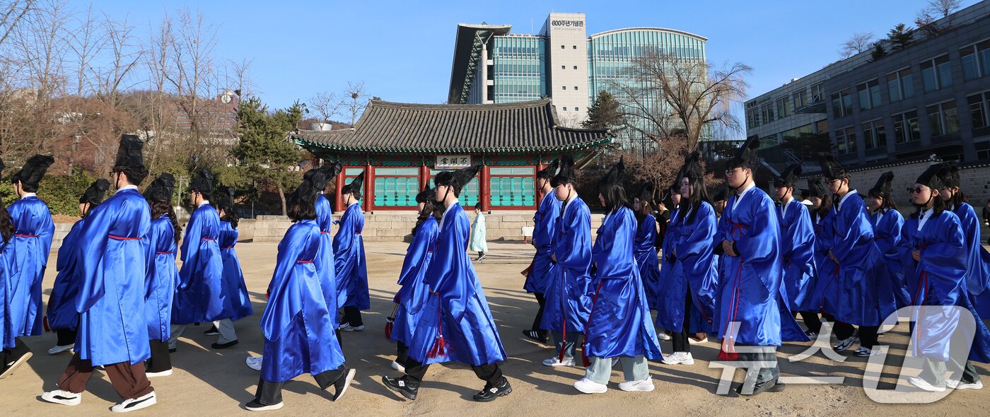 본문 이미지 - 2026학년도 성균관대 신입생들이 26일 오전 서울 종로구 성균관대학교 비천당에서 전통복장 청금복과 유건을 쓴 채 입학 고유례(告由禮)를 봉행하기 위해 입장하고 있다. 2026.2.26 ⓒ 뉴스1 오대일 기자