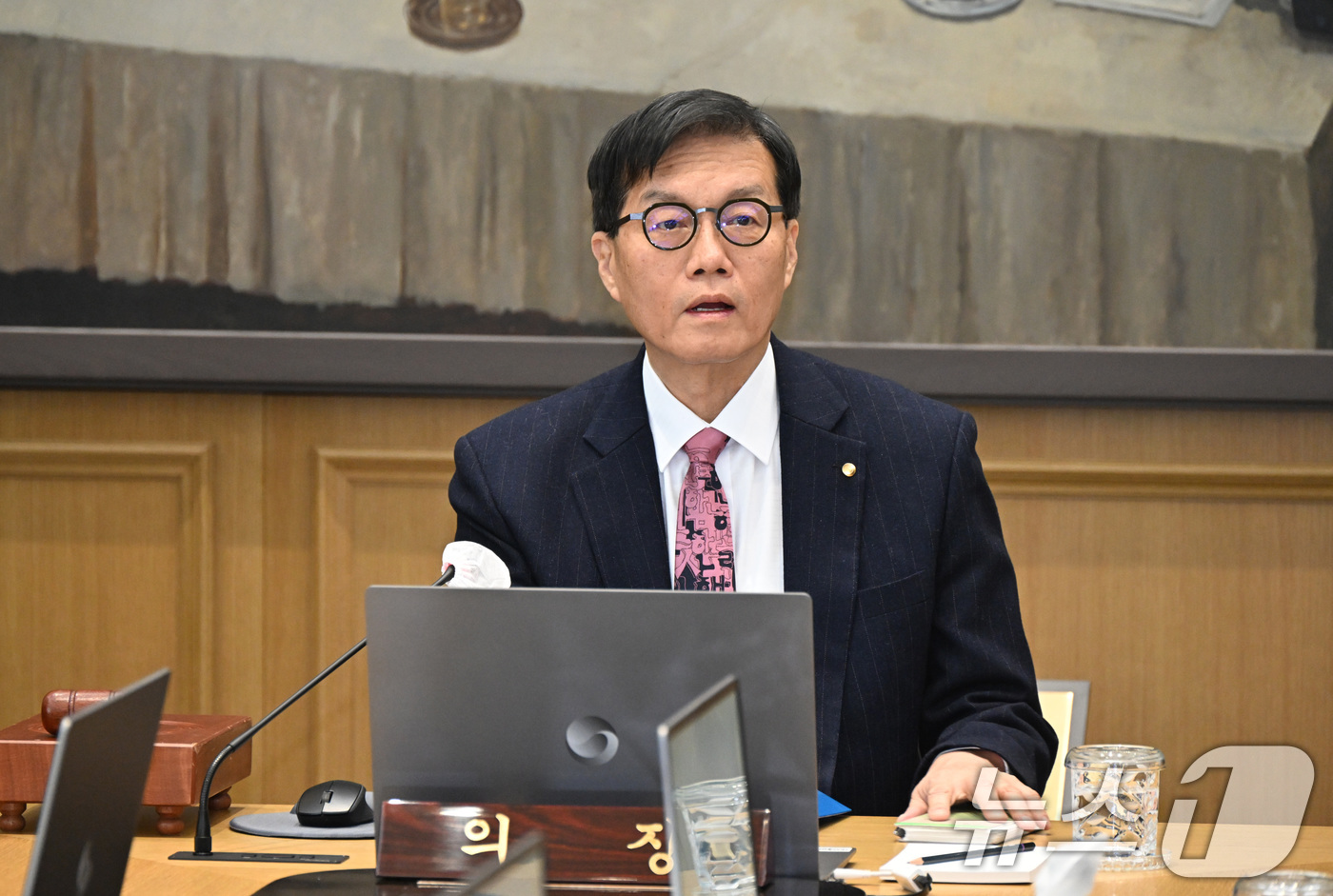 (서울=뉴스1) 사진공동취재단 = 이창용 한국은행 총재가 26일 서울 중구 한국은행 본관에서 금융통화위원회 본회의를 주재하고 있다. 2026.2.26/뉴스1