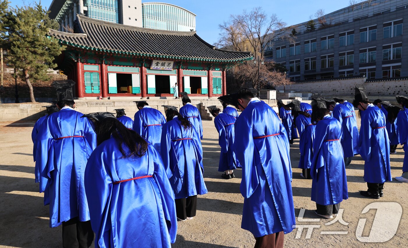 본문 이미지 - 2026학년도 성균관대 신입생들이 26일 오전 서울 종로구 성균관대학교 비천당에서 전통복장 청금복과 유건을 쓴 채 입학 고유례(告由禮)를 봉행하고 있다. 2026.2.26 ⓒ 뉴스1 오대일 기자