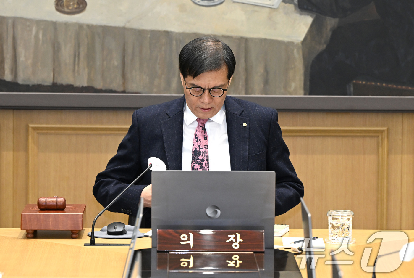 (서울=뉴스1) 사진공동취재단 = 이창용 한국은행 총재가 26일 서울 중구 한국은행 본관에서 금융통화위원회 본회의를 주재하고 있다. 2026.2.26/뉴스1