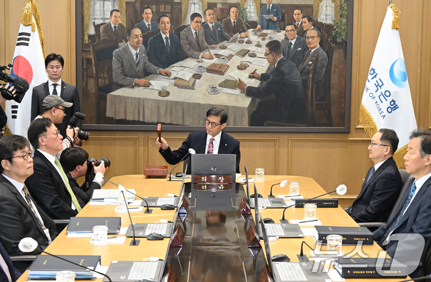 (서울=뉴스1) 사진공동취재단 = 이창용 한국은행 총재가 26일 서울 중구 한국은행 본관에서 열린 금융통화위원회 본회의에서 의사봉을 두드리고 있다. 2026.2.26/뉴스1