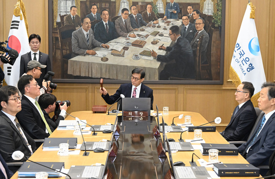 "6개월 뒤에도 연 2.5%"…베일 벗은 'K점도표' 동결에 압도적 무게