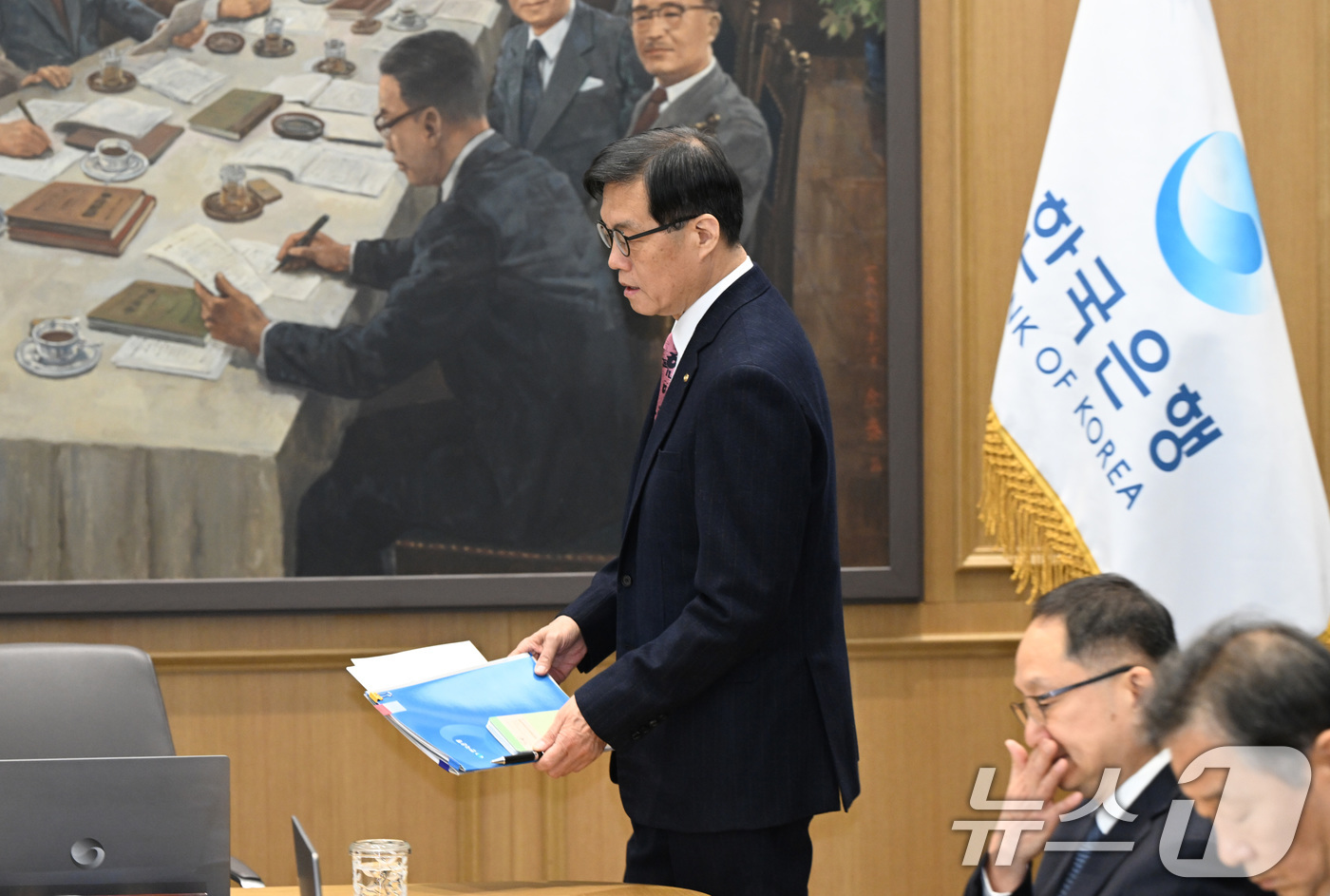 (서울=뉴스1) 사진공동취재단 = 이창용 한국은행 총재가 26일 서울 중구 한국은행 본관에서 열린 금융통화위원회 본회의에 참석하고 있다. 2026.2.26/뉴스1