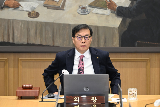 '만장일치 금리 동결' 금통위원들 "환율 리스크 지속·부동산 지켜봐야"