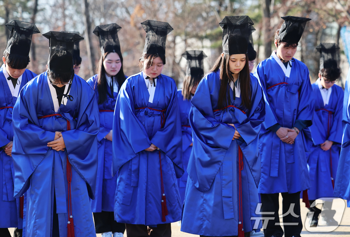 (서울=뉴스1) 오대일 기자 = 2026학년도 성균관대 신입생들이 26일 오전 서울 종로구 성균관대학교 비천당에서 전통복장 청금복과 유건을 쓴 채 입학 고유례(告由禮)를 봉행하고 …