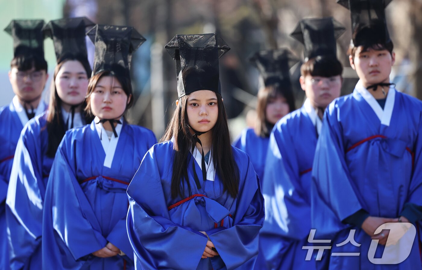 본문 이미지 - 2026학년도 성균관대 신입생들이 26일 오전 서울 종로구 성균관대학교 비천당에서 전통복장 청금복과 유건을 쓴 채 입학 고유례(告由禮)를 봉행하고 있다.  2026.2.26 ⓒ 뉴스1 오대일 기자