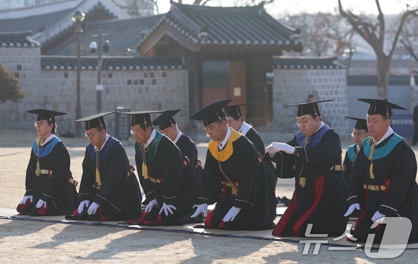 본문 이미지 - 26일 오전 서울 종로구 성균관대학교 비천당에서 열린 2026학년도 성균관대 입학 고유례(告由禮)에서 교무위원들이 절을 하고 있다.  2026.2.26 ⓒ 뉴스1 오대일 기자