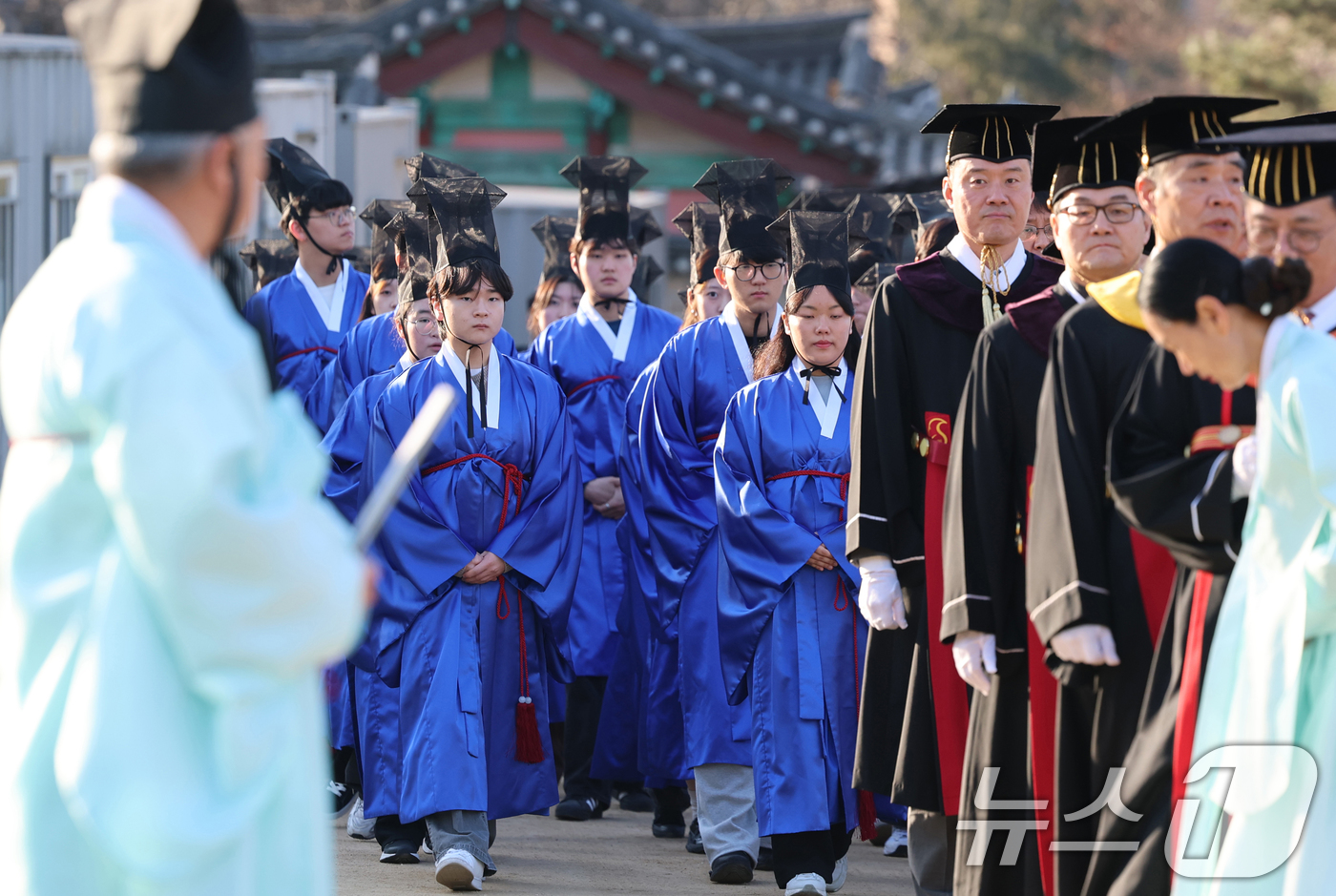 (서울=뉴스1) 오대일 기자 = 2026학년도 성균관대 신입생들이 26일 오전 서울 종로구 성균관대학교 비천당에서 전통복장 청금복과 유건을 쓴 채 입학 고유례(告由禮)를 봉행하기 …