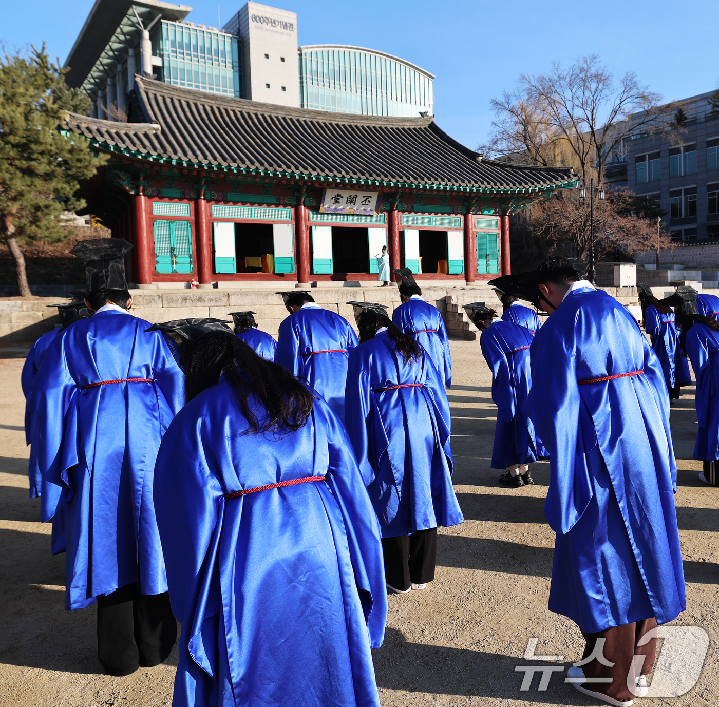 (서울=뉴스1) 오대일 기자 = 2026학년도 성균관대 신입생들이 26일 오전 서울 종로구 성균관대학교 비천당에서 전통복장 청금복과 유건을 쓴 채 입학 고유례(告由禮)를 봉행하고 …