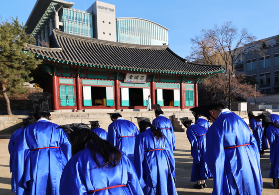 입학 고유례 봉행하는 신입생들