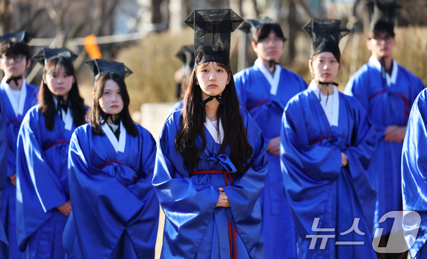 (서울=뉴스1) 오대일 기자 = 2026학년도 성균관대 신입생들이 26일 오전 서울 종로구 성균관대학교 비천당에서 전통복장 청금복과 유건을 쓴 채 입학 고유례(告由禮)를 봉행하고 …