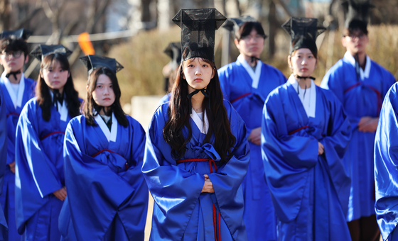 입학 고유례 봉행하는 신입생들