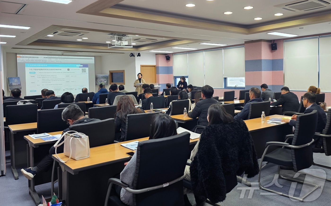 (대전=뉴스1) 이동원 기자 = (재)충남경제진흥원은 지난 24일 충남테크노파크 미래자동차센터 세미나실에서 유관기관 관계자 40여명이 참석한 가운데 ‘2026년 소상공인 분야 찾아 …