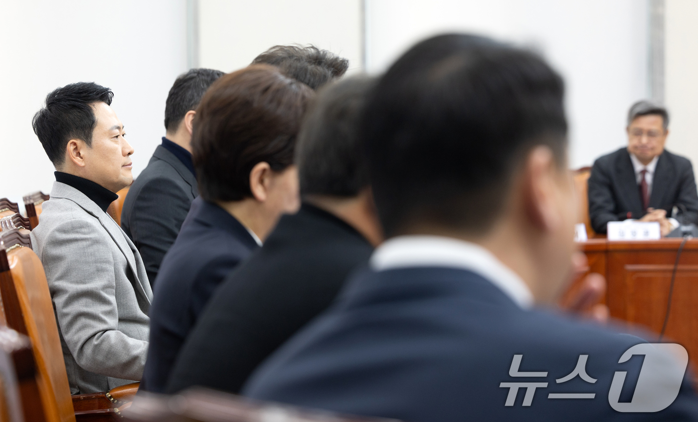 (서울=뉴스1) 이승배 기자 = 장동혁 국민의힘 대표가 26일 서울 여의도 국회에서 열린 최고위원회의에 참석하고 있다. 2026.2.26/뉴스1