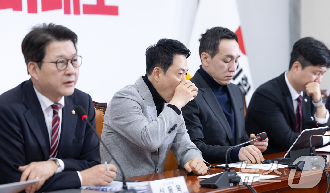 (서울=뉴스1) 이승배 기자 = 장동혁 국민의힘 대표가 26일 서울 여의도 국회에서 열린 최고위원회의에서 물을 마시고 있다. 2026.2.26/뉴스1