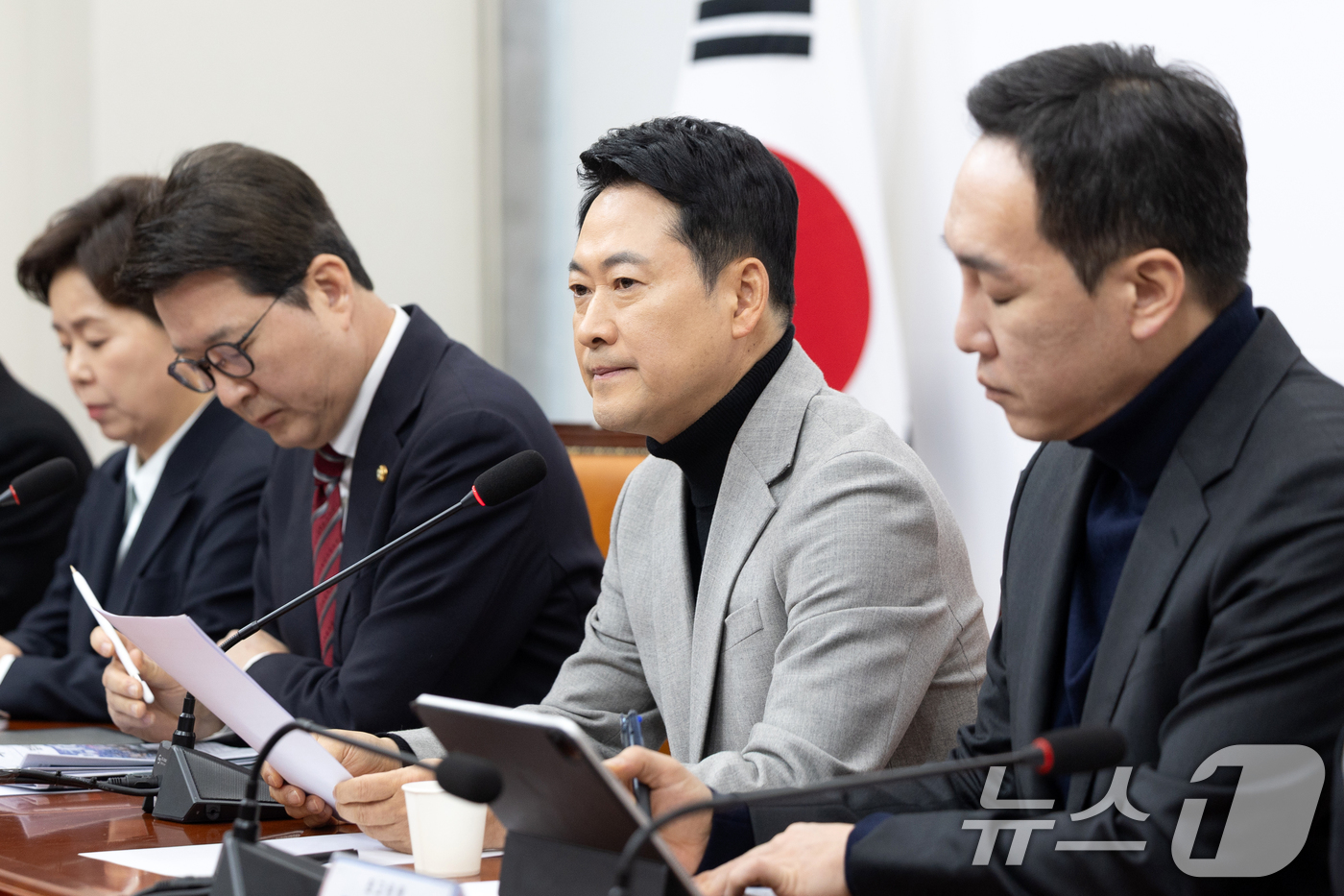 (서울=뉴스1) 이승배 기자 = 장동혁 국민의힘 대표가 26일 서울 여의도 국회에서 열린 최고위원회의에서 모두발언하고 있다. 2026.2.26/뉴스1