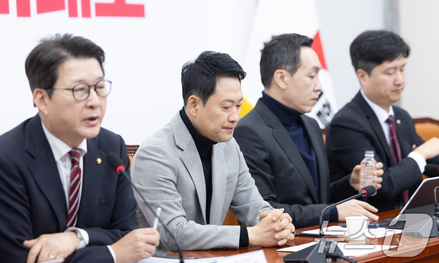 (서울=뉴스1) 이승배 기자 = 장동혁 국민의힘 대표가 26일 서울 여의도 국회에서 열린 최고위원회의에서 생각에 잠겨있다. 2026.2.26/뉴스1