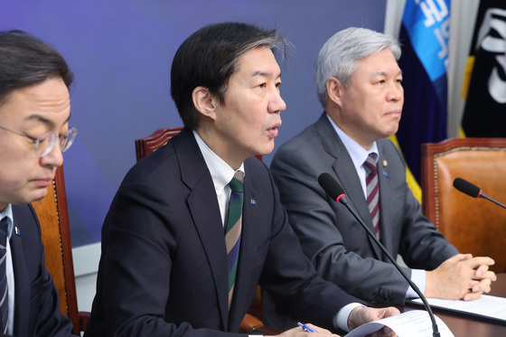 최고위원회의 주재하는 조국 대표