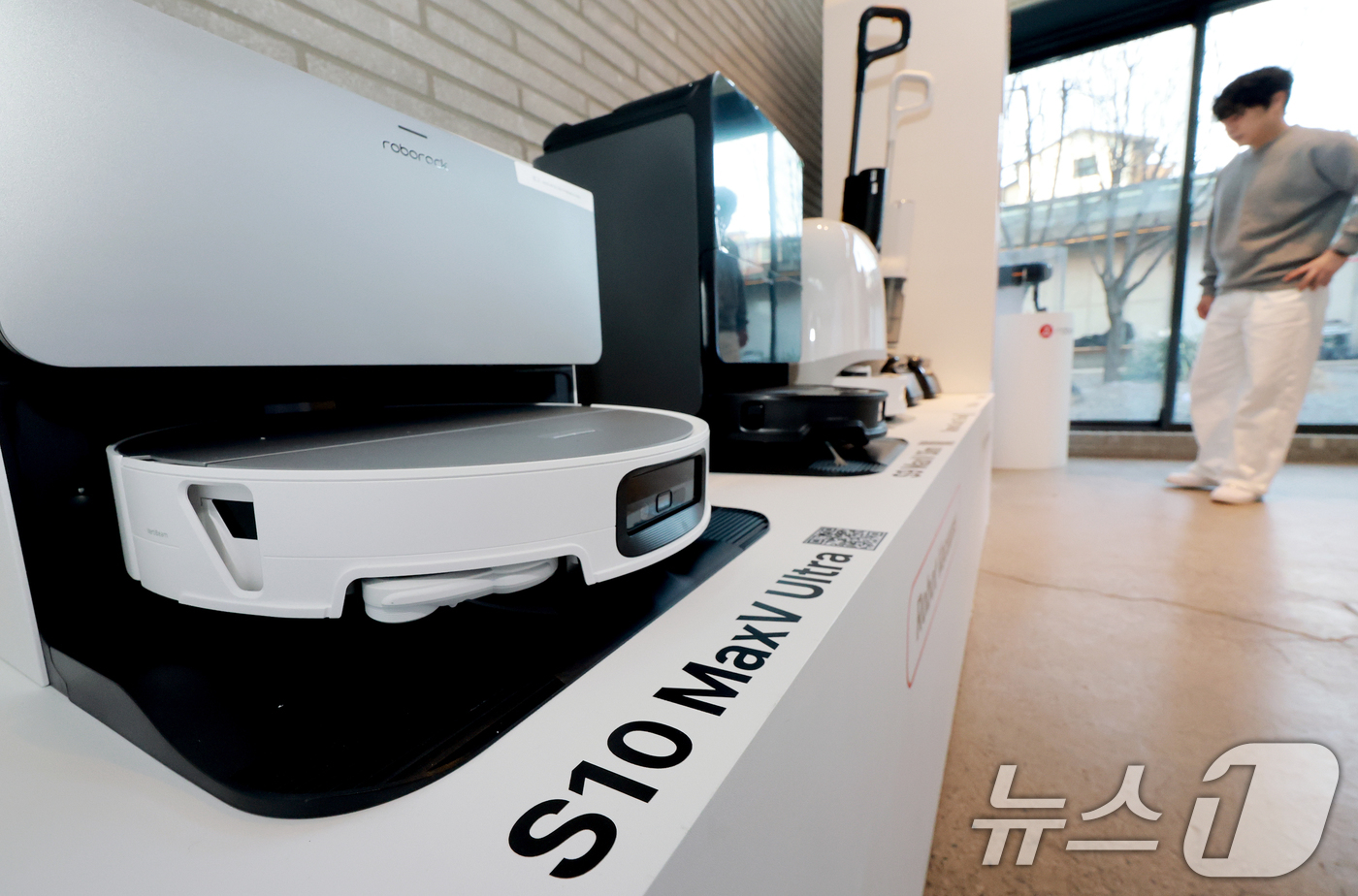 (서울=뉴스1) 이호윤 기자 = 26일 서울 성동구 코사이어티에서 열린 '2026 로보락 신제품 론칭 쇼'에서 신제품 로봇청소기 S10 MaxV 울트라(S10 맥스V 울트라)를 소 …