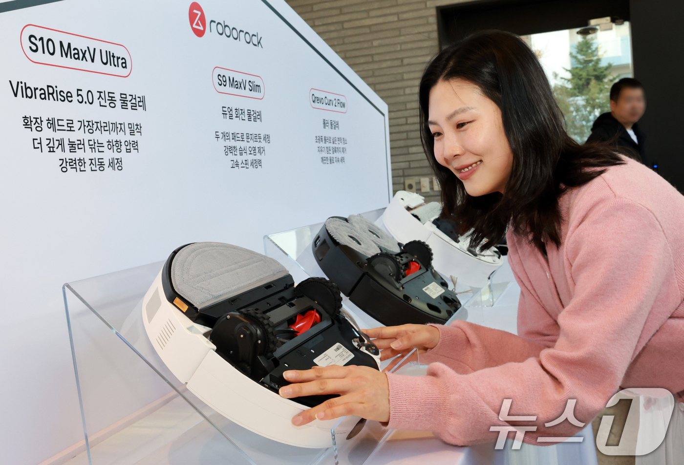 (서울=뉴스1) 이호윤 기자 = 26일 서울 성동구 코사이어티에서 열린 '2026 로보락 신제품 론칭 쇼'에서 신제품 로봇청소기 S10 MaxV 울트라(S10 맥스V 울트라)를 소 …