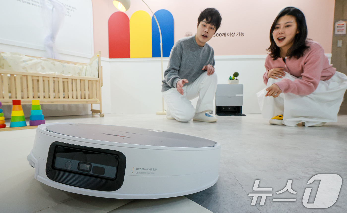 (서울=뉴스1) 이호윤 기자 = 26일 서울 성동구 코사이어티에서 열린 '2026 로보락 신제품 론칭 쇼'에서 신제품 로봇청소기 S10 MaxV 울트라(S10 맥스V 울트라)를 소 …