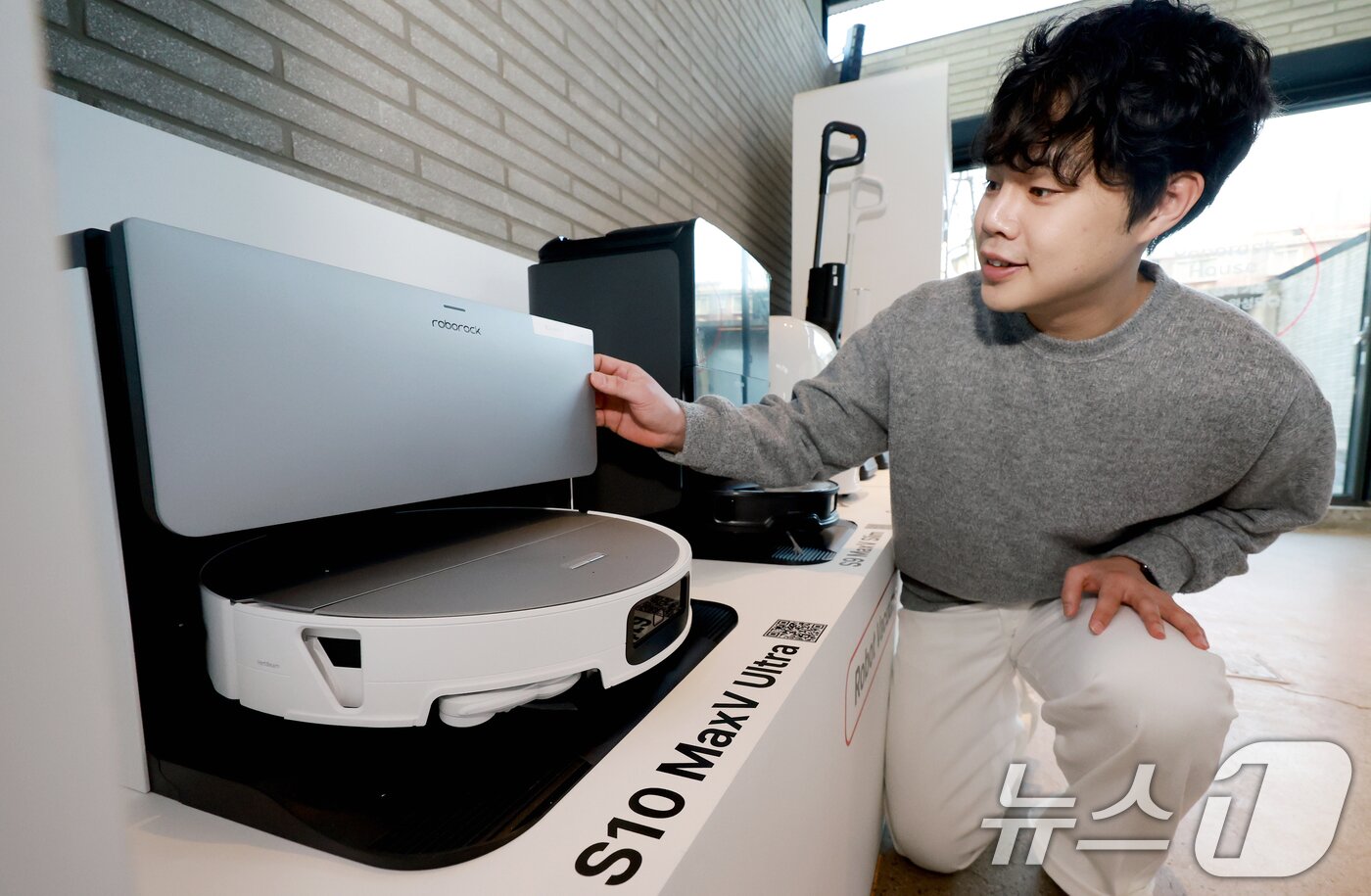 본문 이미지 - 26일 서울 성동구 코사이어티에서 열린 '2026 로보락 신제품 론칭 쇼'에서 신제품 로봇청소기 S10 MaxV 울트라(S10 맥스V 울트라)를 소개하고 있다. 이번 모델은 전작 'S9 맥스V 울트라' 대비 흡입 성능 2만2000Pa을 약 60% 향상시킨 3만5000Pa의 흡입력을 구현해 미세먼지부터 카펫 깊숙이 박힌 이물질까지 제거할 수 있도록 설계됐다. 2026.2.26 ⓒ 뉴스1 이호윤 기자
