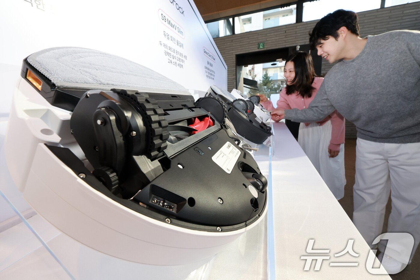 본문 이미지 - 26일 서울 성동구 코사이어티에서 열린 '2026 로보락 신제품 론칭 쇼'에서 신제품 로봇청소기 S10 MaxV 울트라(S10 맥스V 울트라)를 소개하고 있다. 이번 모델은 전작 'S9 맥스V 울트라' 대비 흡입 성능 2만2000Pa을 약 60% 향상시킨 3만6000Pa의 흡입력을 구현해 미세먼지부터 카펫 깊숙이 박힌 이물질까지 제거할 수 있도록 설계됐다. 2026.2.26 ⓒ 뉴스1 이호윤 기자
