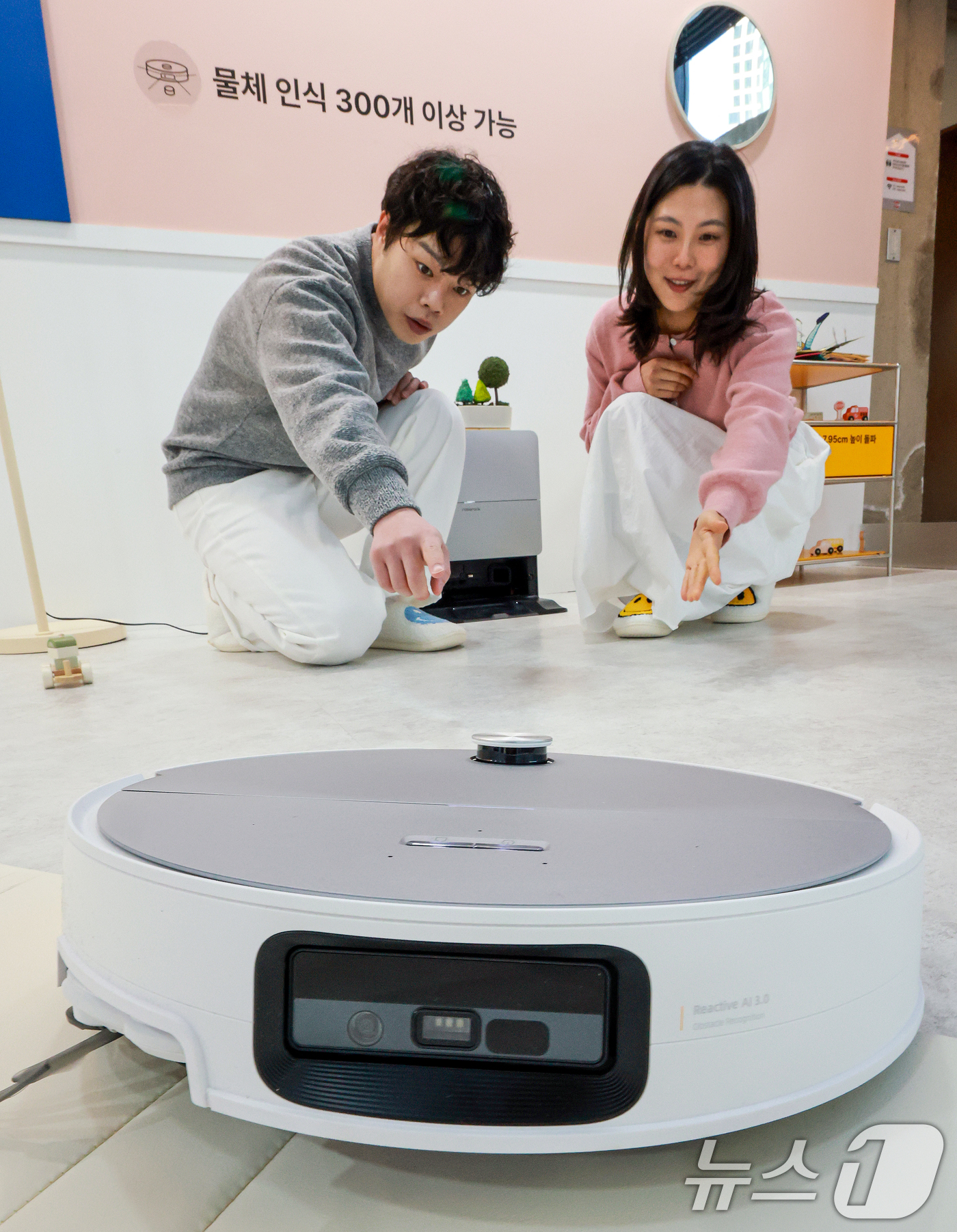 (서울=뉴스1) 이호윤 기자 = 26일 서울 성동구 코사이어티에서 열린 '2026 로보락 신제품 론칭 쇼'에서 신제품 로봇청소기 S10 MaxV 울트라(S10 맥스V 울트라)를 소 …