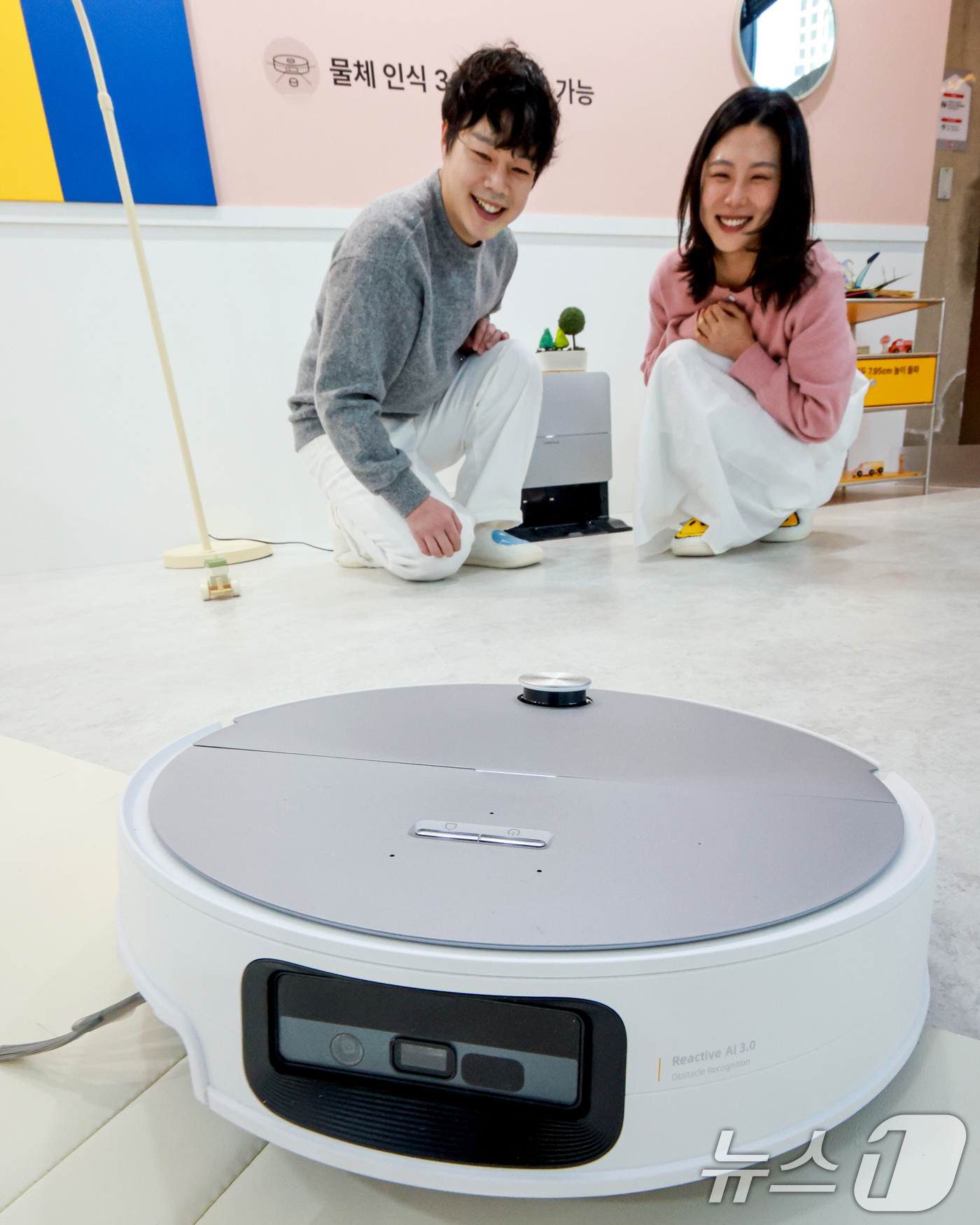 (서울=뉴스1) 이호윤 기자 = 26일 서울 성동구 코사이어티에서 열린 '2026 로보락 신제품 론칭 쇼'에서 신제품 로봇청소기 S10 MaxV 울트라(S10 맥스V 울트라)를 소 …