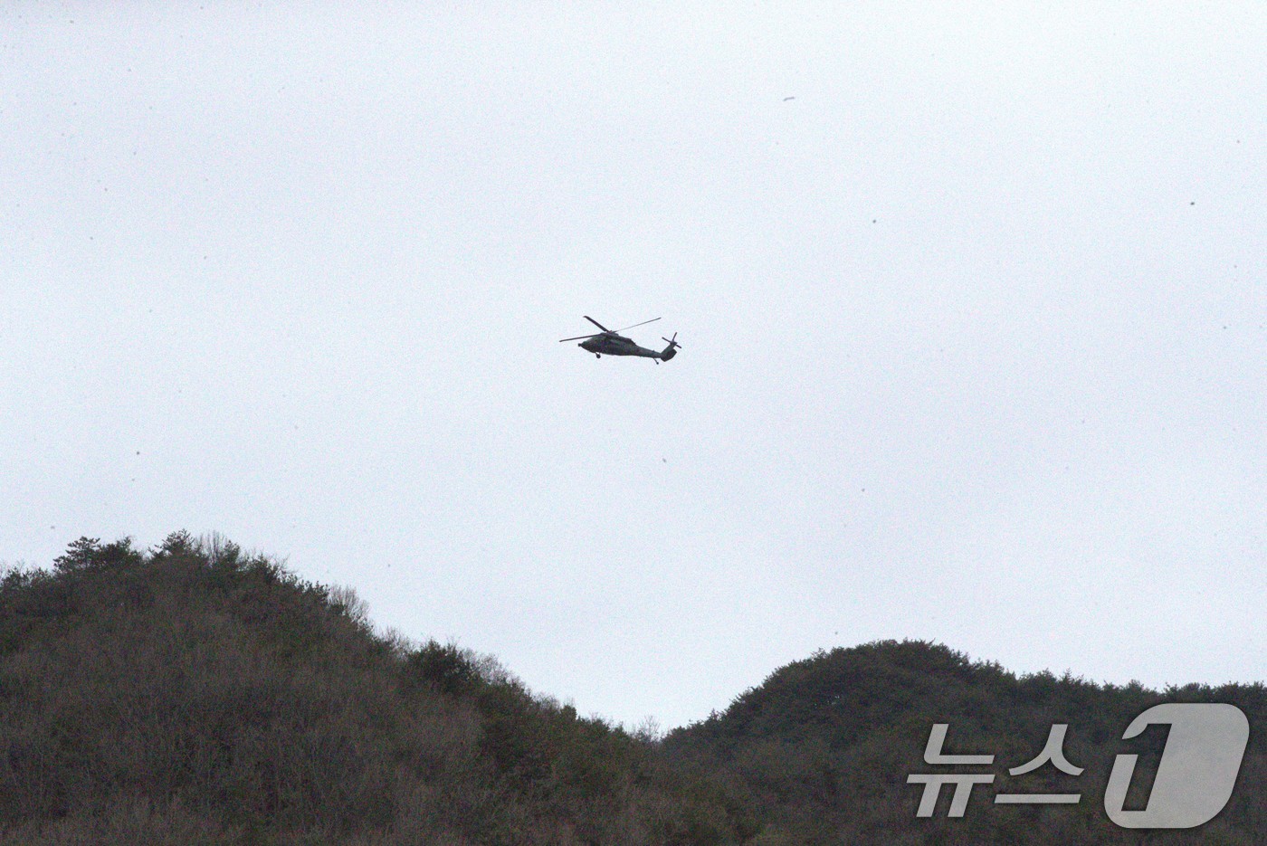 (영주=뉴스1) 신성훈 기자 = 26일 오전 경북 영주시 안정면 용산리 야산에 전날 추락한 F-16C 전투기의 파편과 잔해를 군이 헬기를 동원해 수색과 수습을 하고 있다.2026. …