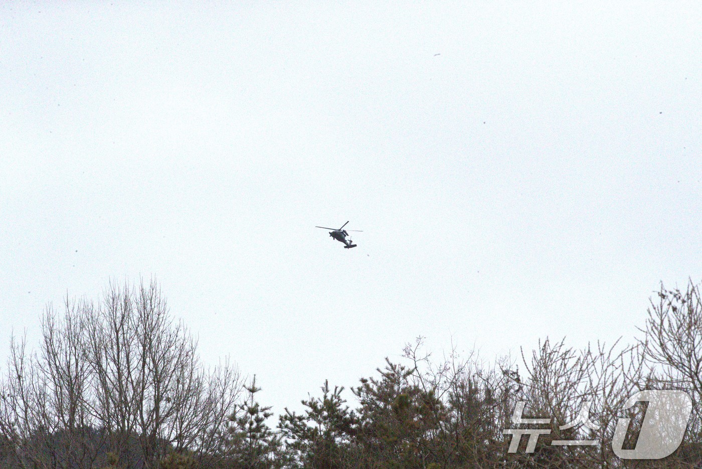 (영주=뉴스1) 신성훈 기자 = 26일 오전 경북 영주시 안정면 용산리 야산에 전날 추락한 F-16C 전투기의 파편과 잔해를 군이 헬기를 동원해 수색과 수습을 하고 있다.2026. …