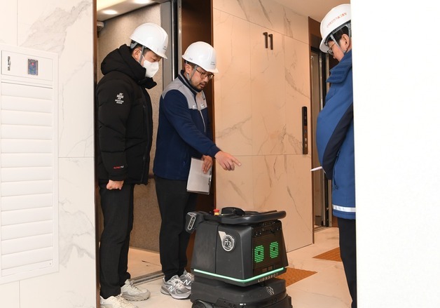 포스코이앤씨, 준공 현장에 AI 자율주행 청소 로봇 도입