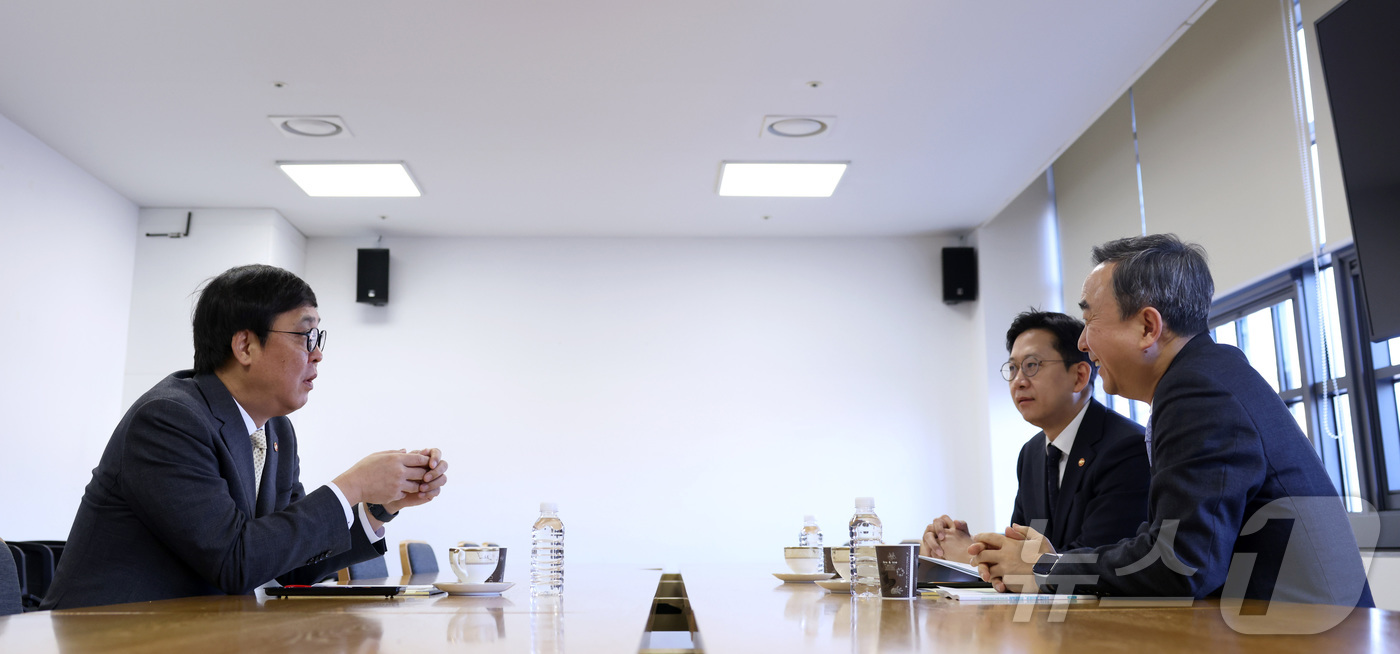 (서울=뉴스1) = 최휘영 문화체육관광부 장관(오른쪽)이 26일 서울 종로구 국립현대미술관 서울관에서 열린 공정이용 안내서 관계부처 고위급 간담회에서 배경훈 부총리 겸 과학기술정보 …