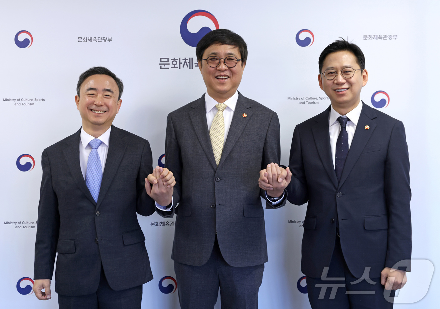 (서울=뉴스1) = 최휘영 문화체육관광부 장관(가운데)과  배경훈 부총리 겸 과학기술정보통신부 장관(오른쪽), 임문영 국가인공지능전략위원회 부위원장이 26일 서울 종로구 국립현대미 …