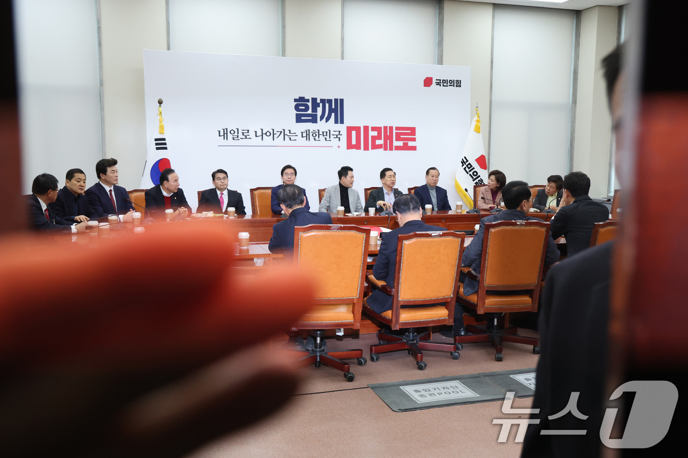 (서울=뉴스1) 신웅수 기자 = 장동혁 국민의힘 대표가 26일 서울 여의도 국회에서 4선 이상 중진 의원들과 면담을 하고 있다. 2026.2.26/뉴스1