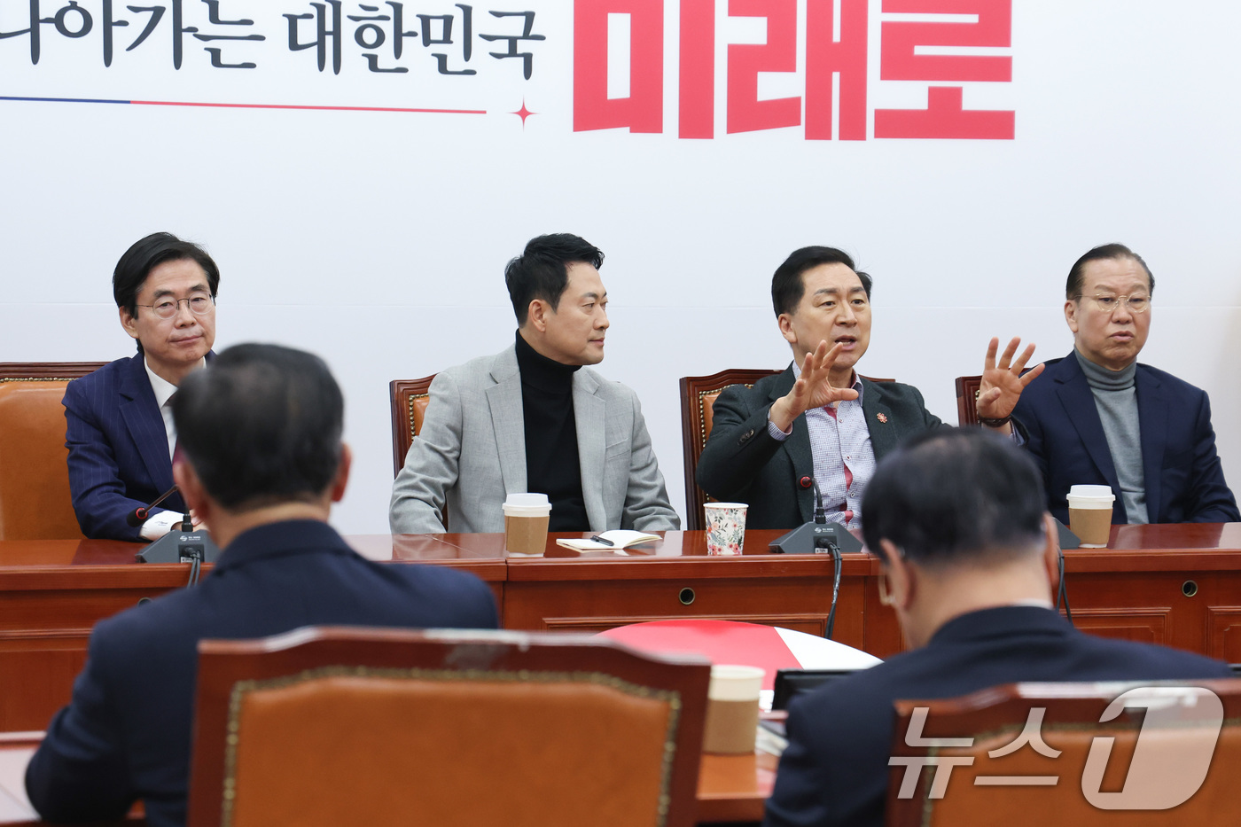 (서울=뉴스1) 신웅수 기자 = 장동혁 국민의힘 대표가 26일 서울 여의도 국회에서 4선 이상 중진 의원들과 면담을 하고 있다. 2026.2.26/뉴스1