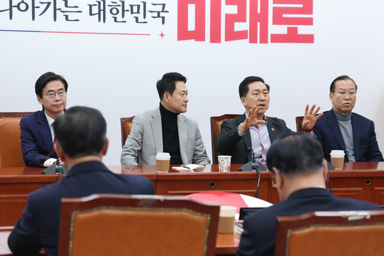 중진 의원들과 대화하는 장동혁