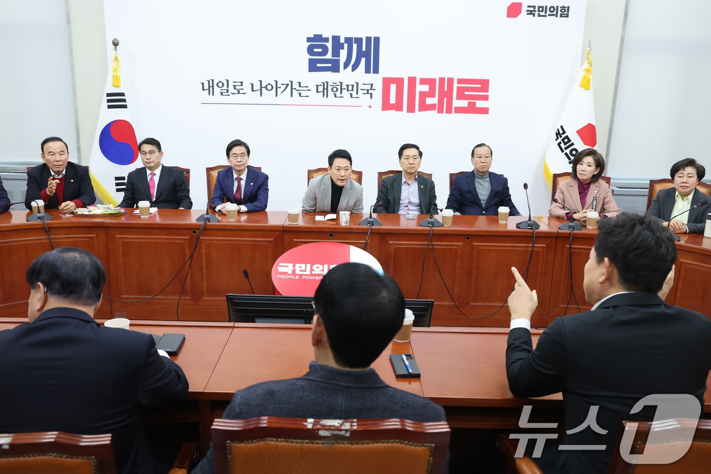 (서울=뉴스1) 신웅수 기자 = 장동혁 국민의힘 대표가 26일 서울 여의도 국회에서 4선 이상 중진 의원들과 면담을 하고 있다. 2026.2.26/뉴스1