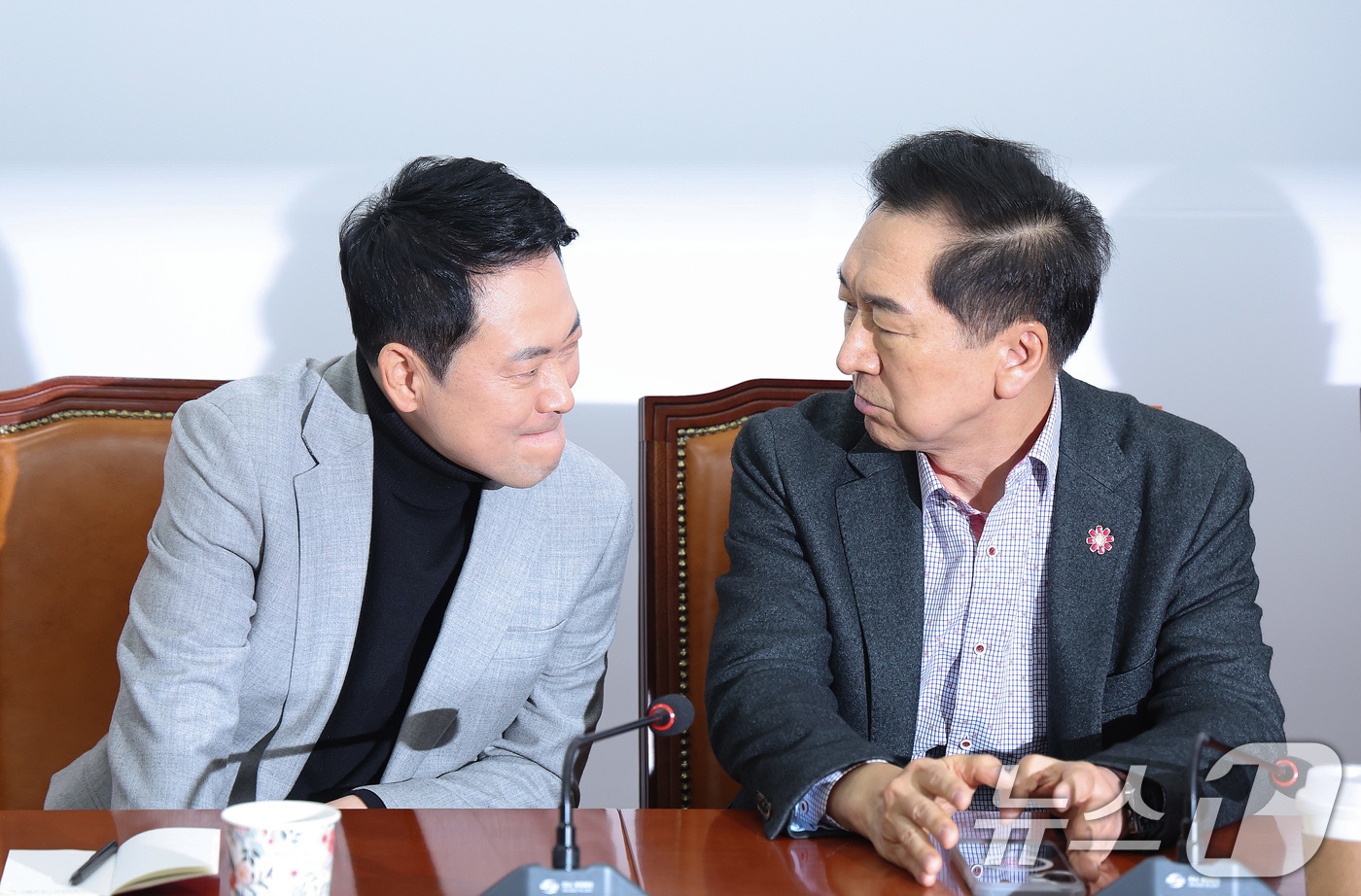 (서울=뉴스1) 신웅수 기자 = 장동혁 국민의힘 대표가 26일 서울 여의도 국회에서 4선 이상 중진 의원 면담에서 김기현 의원과 대화하고 있다. 2026.2.26/뉴스1