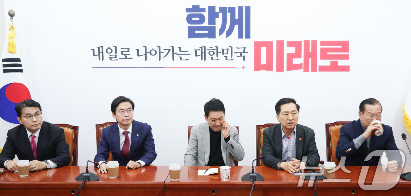 (서울=뉴스1) 신웅수 기자 = 장동혁 국민의힘 대표가 26일 서울 여의도 국회에서 4선 이상 중진 의원들과 면담을 하고 있다. 2026.2.26/뉴스1