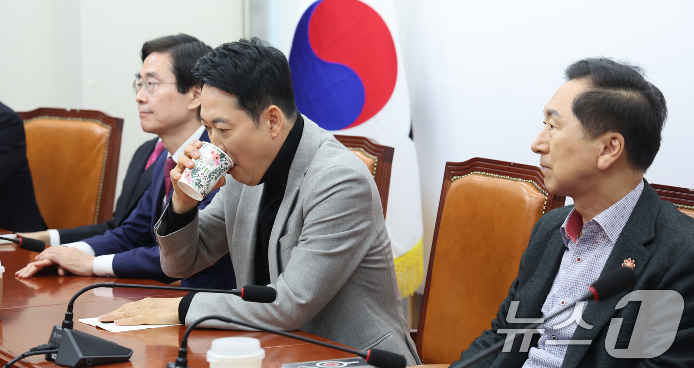 (서울=뉴스1) 신웅수 기자 = 장동혁 국민의힘 대표가 26일 서울 여의도 국회에서 4선 이상 중진 의원들과 면담을 하고 있다. 2026.2.26/뉴스1