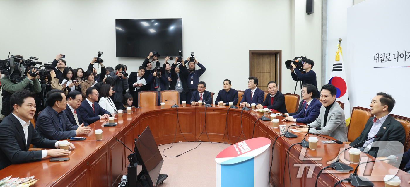 (서울=뉴스1) 신웅수 기자 = 장동혁 국민의힘 대표가 26일 서울 여의도 국회에서 4선 이상 중진 의원들과 면담을 하고 있다. 2026.2.26/뉴스1