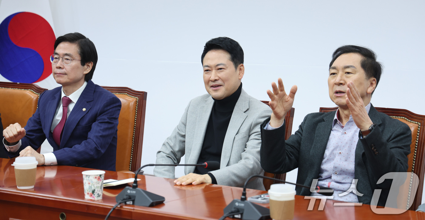 (서울=뉴스1) 신웅수 기자 = 장동혁 국민의힘 대표가 26일 서울 여의도 국회에서 4선 이상 중진 의원들과 면담을 하고 있다. 2026.2.26/뉴스1