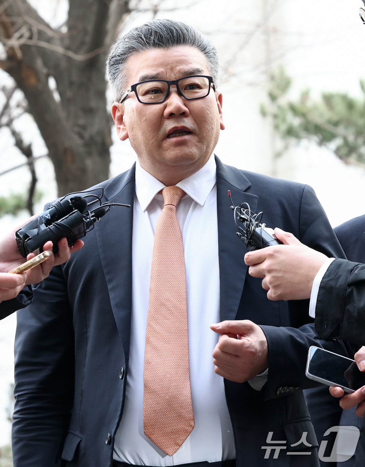 (서울=뉴스1) 최지환 기자 = 감사원의 '서해 피격' 감사 발표 과정에서 군 기밀 유출 혐의를 받는 유병호 감사위원이 26일 오전 서울 마포구 서울경찰청 공공범죄수사대에 피의자 …