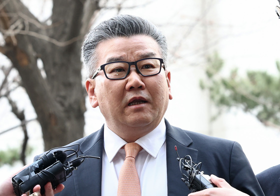 경찰 출석하며 입장 밝히는 유병호 감사위원