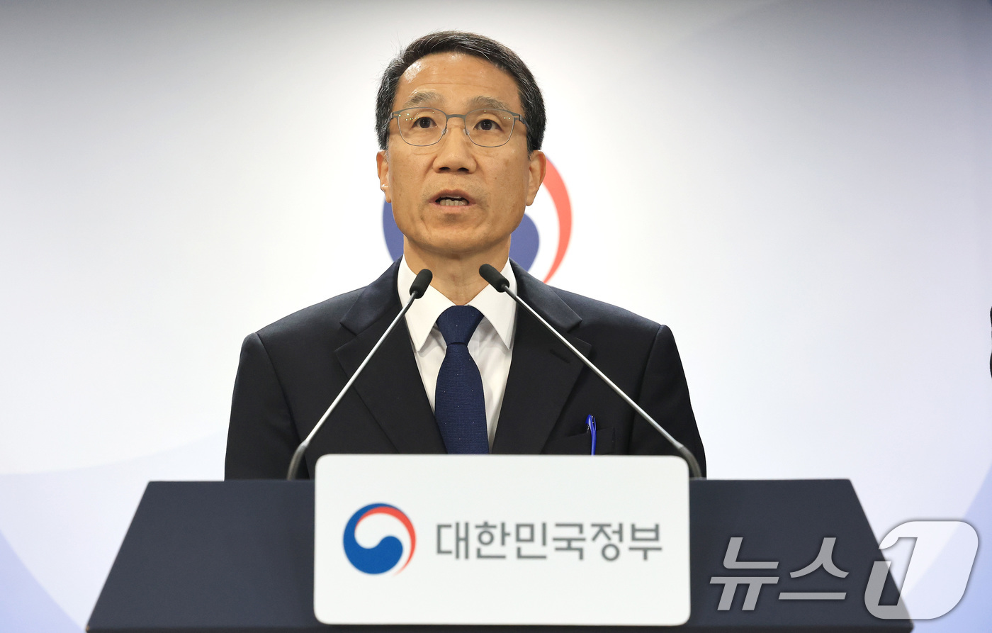 (서울=뉴스1) 임세영 기자 = 유재성 경찰청장 직무대행이 26일 서울 종로구 정부서울청사에서 AI 악용 등 가짜뉴스 엄정 대응을 위한 검경 합동 담화문을 발표하고 있다. 2026 …