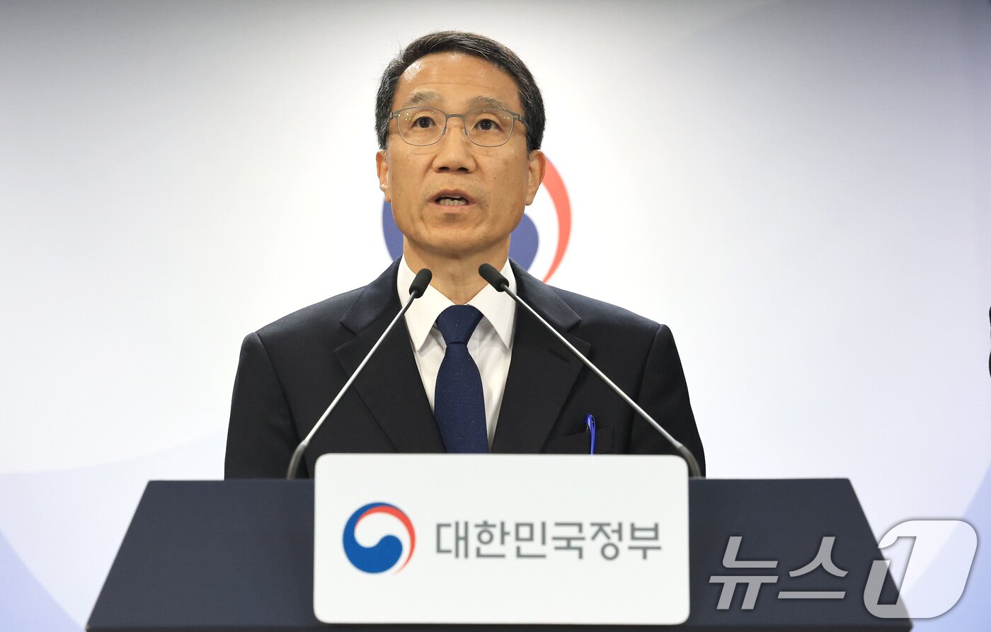 본문 이미지 - 유재성 경찰청장 직무대행이 26일 서울 종로구 정부서울청사에서 AI 악용 등 가짜뉴스 엄정 대응을 위한 검경 합동 담화문을 발표하고 있다. 2026.2.26 ⓒ 뉴스1 임세영 기자